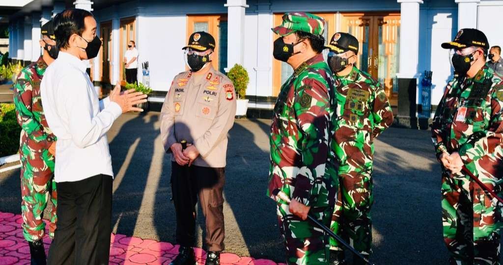 Presiden memberi pengarahan kepada petinggi TNI dan Polri sesaat akan meninggalkan Pangkalan TNI Halim Perdanakusuma (Foto: Setpres)
