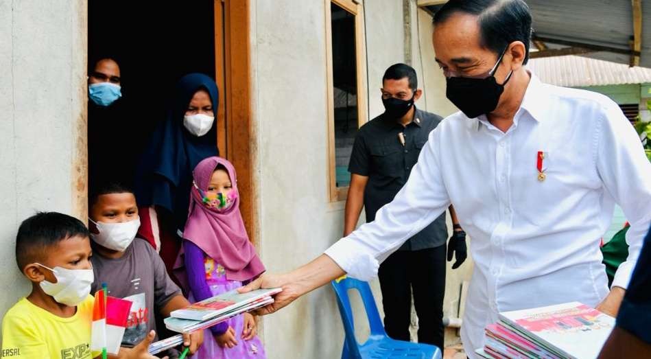 Presiden memberi hadiah pada anak-anak saat menyaksikan vaksinasi di Aceh. (Foto: Setpres)