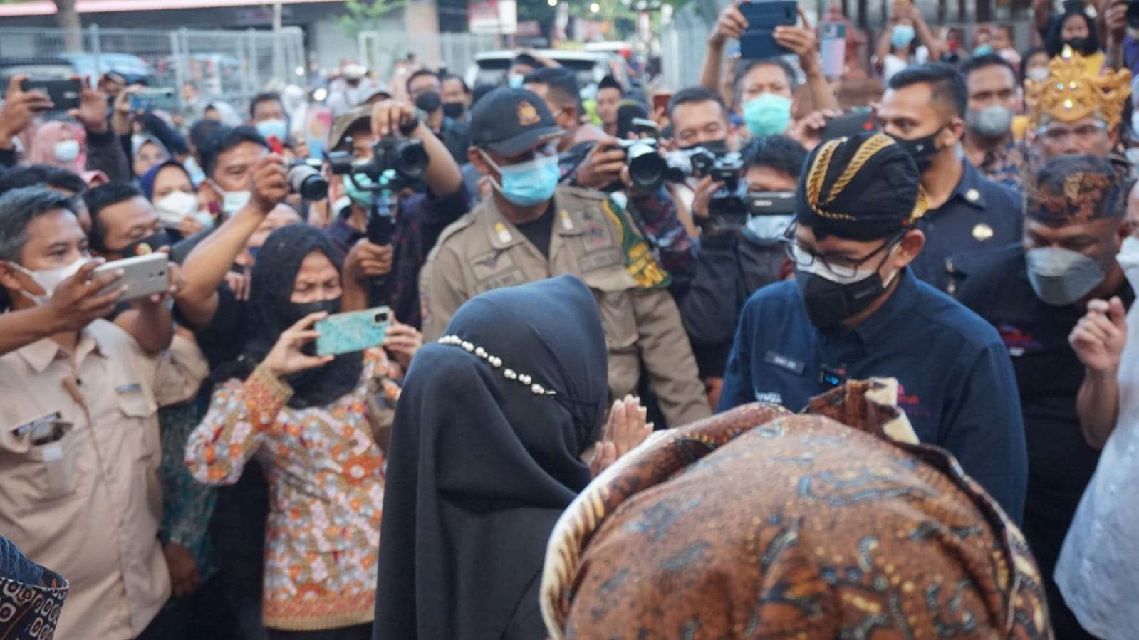 Menparekraf disambut antusias masyarakat dan pejabat Pemkab Mojokerto.(Foto: Deni Lukmantara/Ngopibareng)