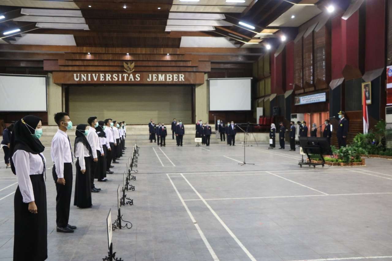 Prosesi pelantikan mahasiswa baru Unej secara perwakilan oleh Rektor. (Foto: Istimewa)