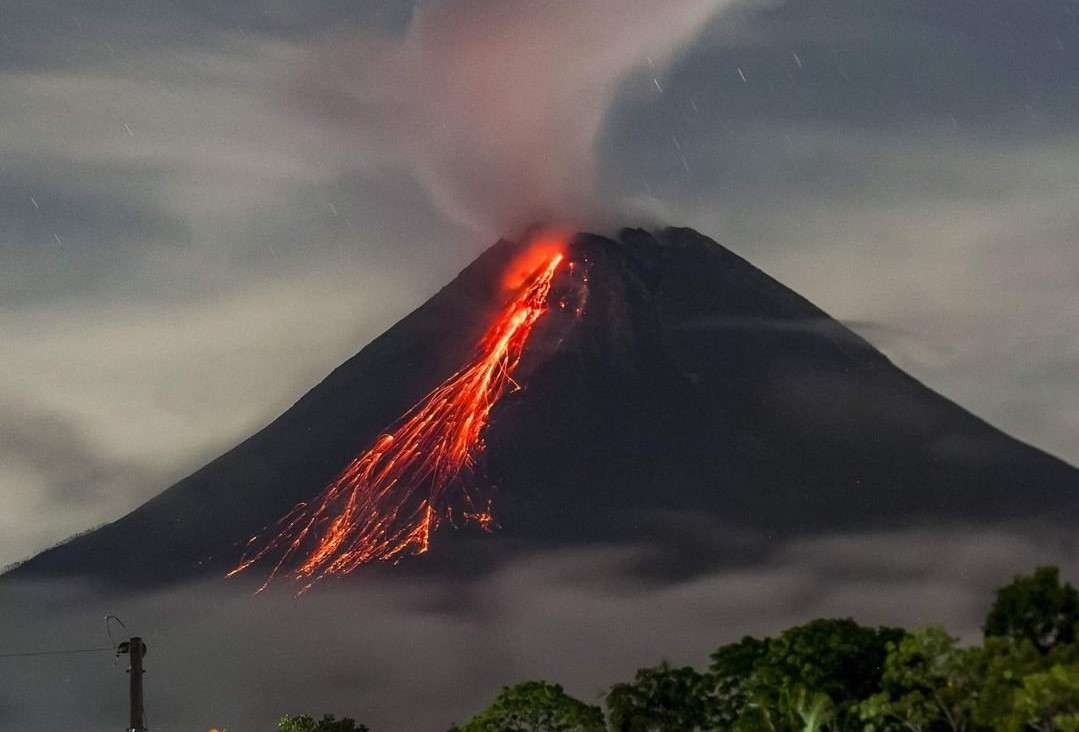 Gunung merapi keluarkan guguran lava 11 kali. (Foto: PVMBG)