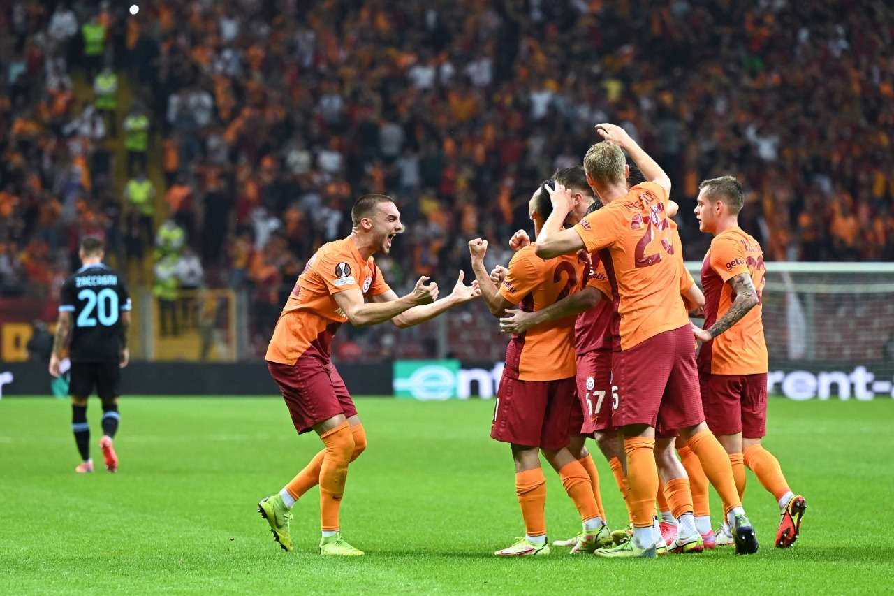 Galatasaray menang 1-0 atas tim tamunya Lazio dalam matchday pertama fase grup Liga Europa musim 2021/2022. (Foto: AP)