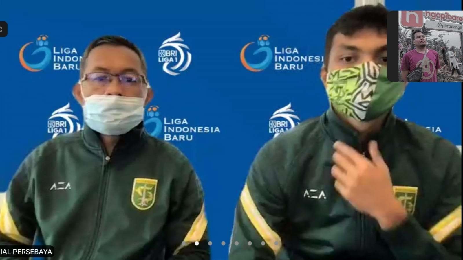 Pelatih Persebaya Aji Santoso bersama Kapten Tim Persebaya Rachmat Irianto dalam pre match press conference, Jumat 17 Oktober 2021. (foto: tangkapan layar)