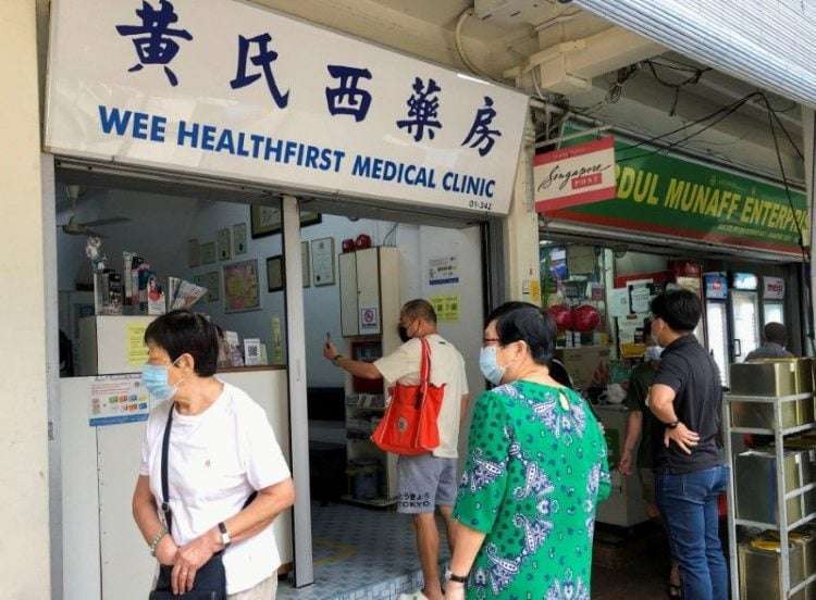 Warga Singapura mulai berdatangan ke klinik untuk mendapatkan vaksin setelah kasus covid-19 naik drastis. (Foto: Reuters)