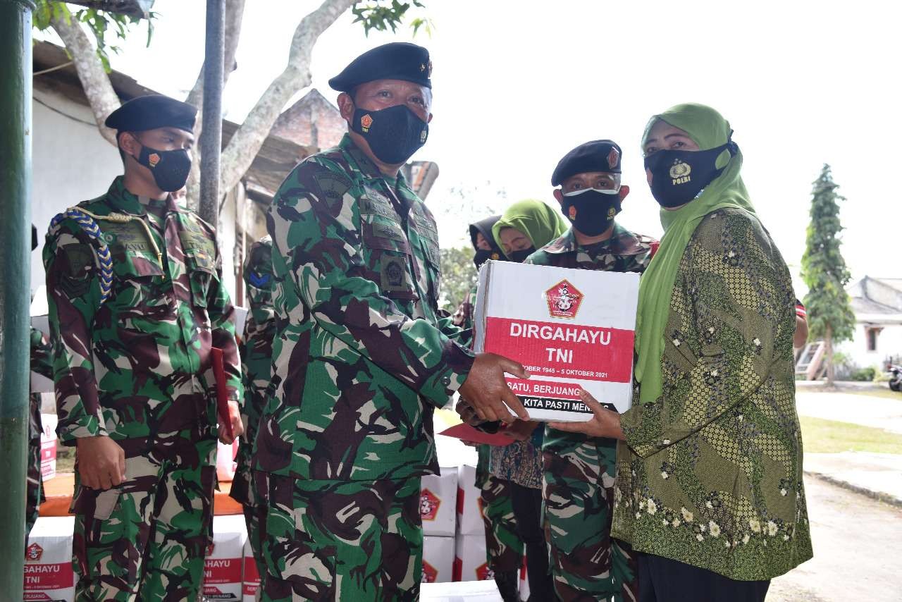 Brigjen TNI (Mar) Much. Sulchan, M.Tr.(Han), M.Tr.Opsla Kaskogartap III Surabaya menyerahkan bantuan kepada Warakawuri. (Foto: Istimewa)