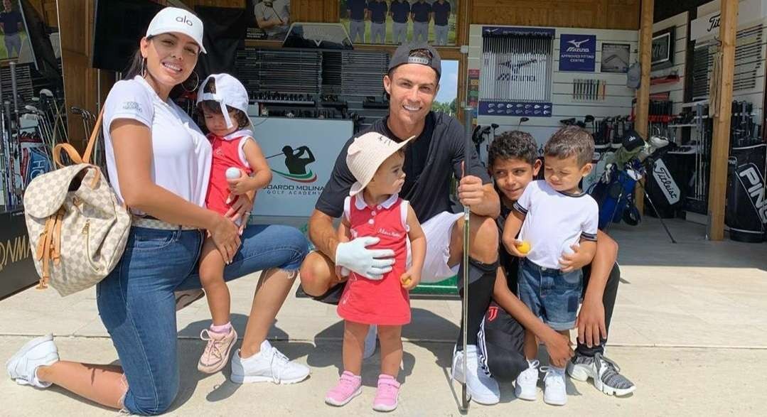 Georgina Rodriguez dan Cristiano Ronaldo bersama anak-anaknya
