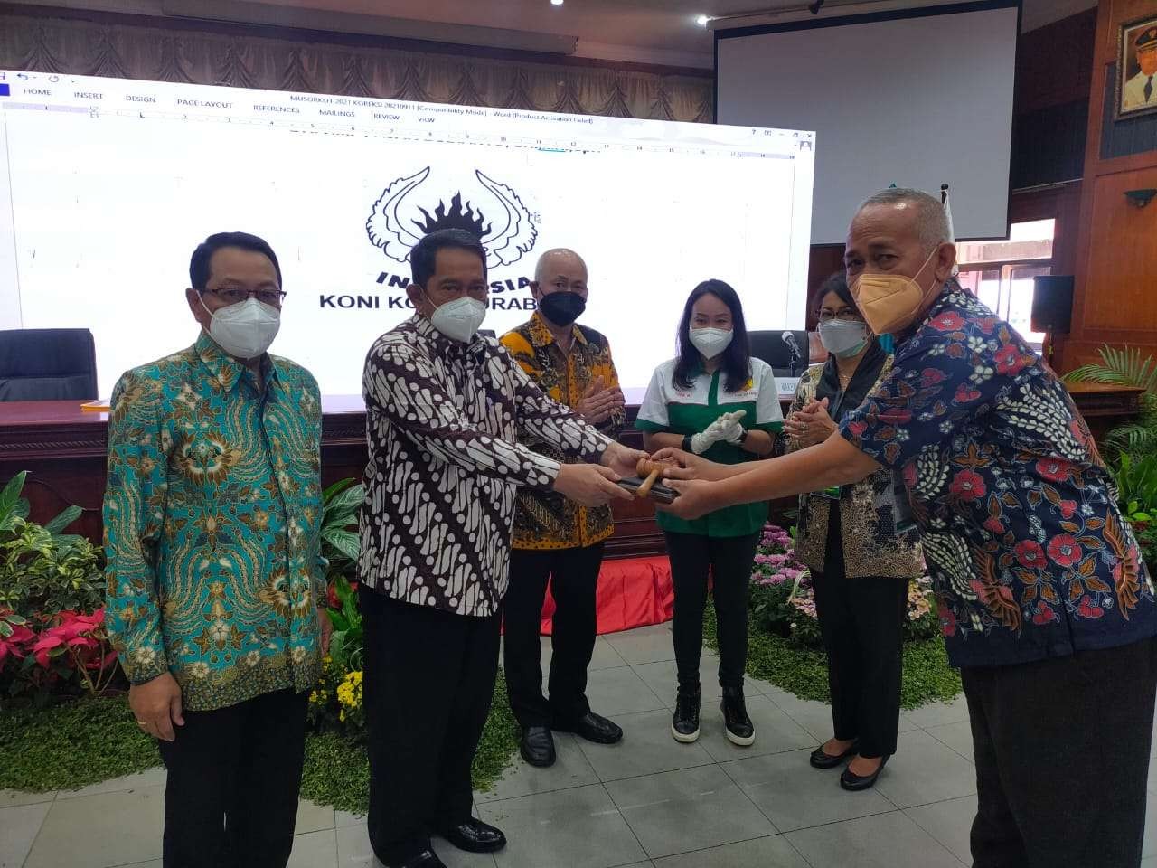 Ketua Umum KONI Surabaya terpilih, Hoslih Abdullah (dua dari kiri) usai Musorkot KONI Surabaya di Ruang Sawunggaling Kantor Pemkot Surabaya, Sabtu 18 September 2021. (Foto: ist)