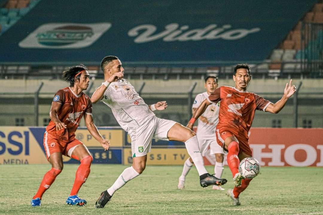 Proses gol yang dilakukan pemain Persebaya, Jose Wilkson Teixeira Rocha ketika melawan PSM Makassar di Stadion Si Jalak Harupat, Kabupaten Bandung, Sabtu 18 September 2021. (Foto: Persebaya)