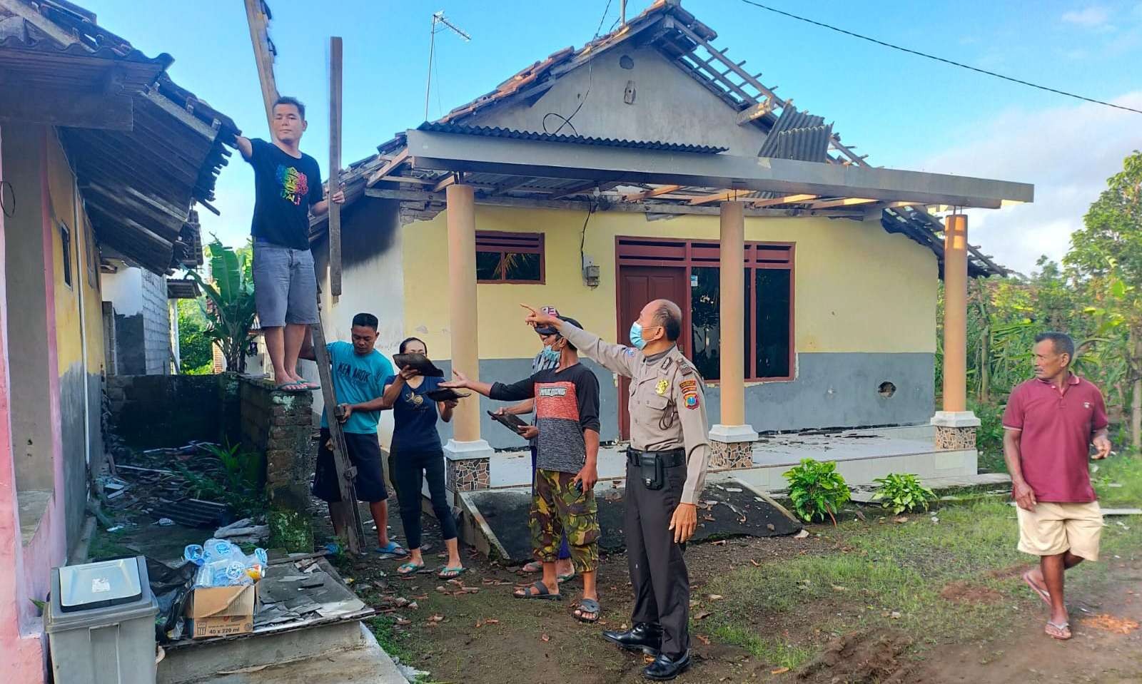 Petugas bersama warga melakukan perbaikan atap rumah warga yang diterjang angin puting beliung (Foto: Istimewa)