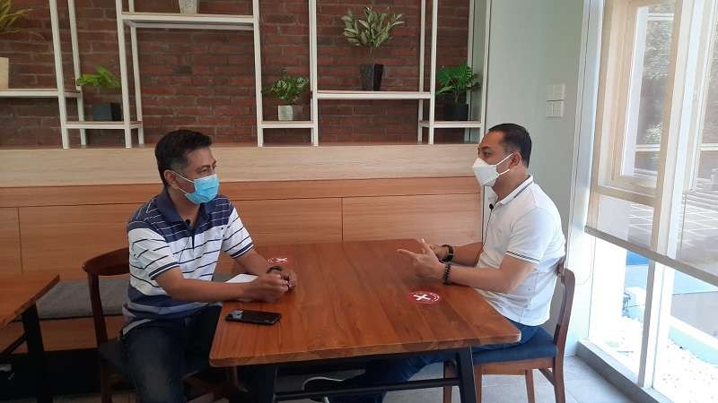 Walikota Surabaya Eri Cahyadi ngobrol bersama Ngopibareng.id Black Canyon Coffee, Minggu 19 September 2021. (Foto: Alief Sambogo/Ngopibareng.id)