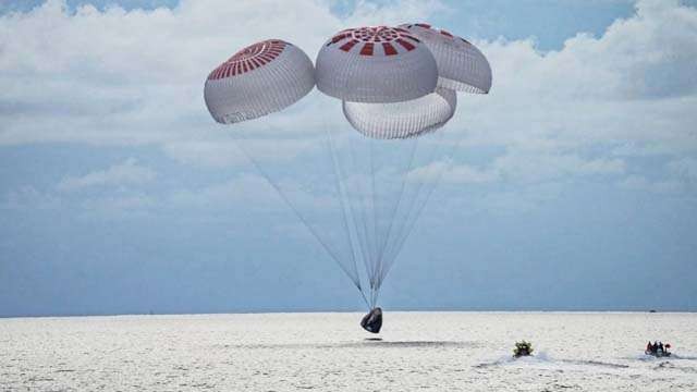 Perahu penyelamat segera meluncur setelah parasut yang membawa kapsul berisi empat wisatawan ke luar angkasa, mendarat Samudra Atlantik di lepas Florida, hari Sabtu waktu setempat. (Foto: SpaceX/ Reuters/Al Jazeera)