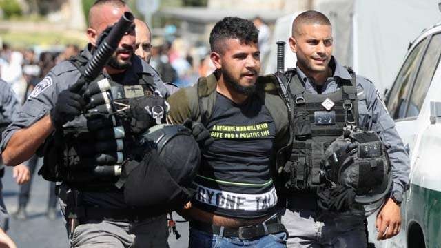 Seorang staf pekerja sosial di Ramallah, Palestina, ditangkap pasukan Israel. Dalam beberapa hari terakhir ratusan warga Palestina dan para pekerja sosial dan LSM ditangkap. (Foto:Reuters/Al Jazeera)