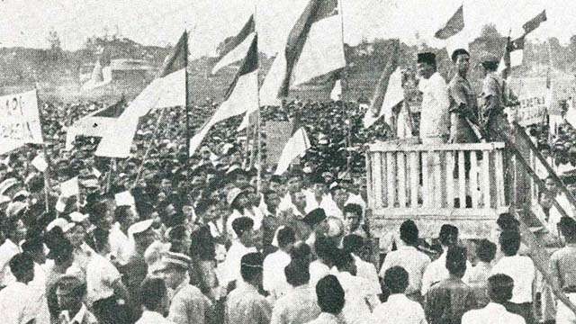 Presiden Sukarno berpidato menyemangati rakyat pada tanggal 19 September 1945 di Lapangan Ikada, Jakarta. (Foto:Istimewa)