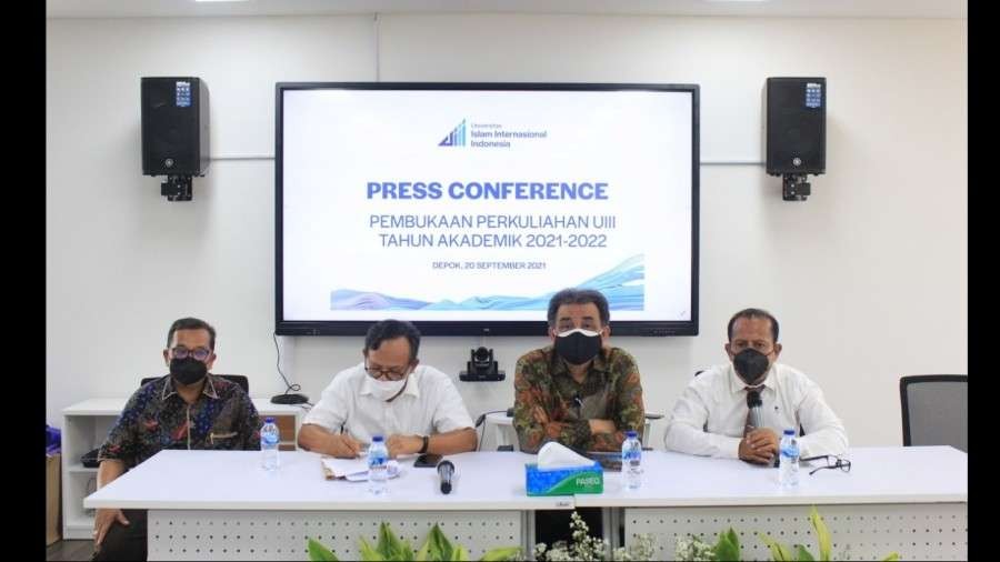 Rektor Universitas Islam Internasional Indonesia (UIII) Prof Komarudin Hidayat saat memberi penjelasan pada pers. (Foto: Kemenag)