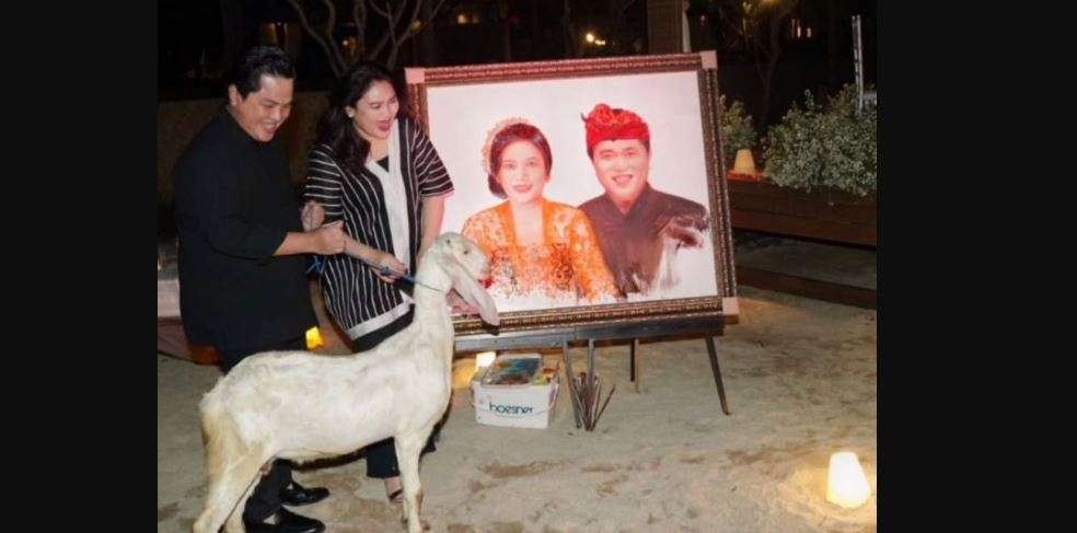 Menteri BUMN Erick Thohir beri istri kado kambing warna putih bernama Ambyar di HUT ke-23 pernikahan. (Foto: Instagram @erickthohir)