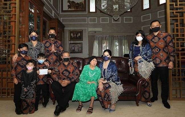 SBY bersama anak, menantu, dan cucu pose dengan Ibu Ageng pada momen Lebaran 1442 H lalu. (Foto: Instagram)