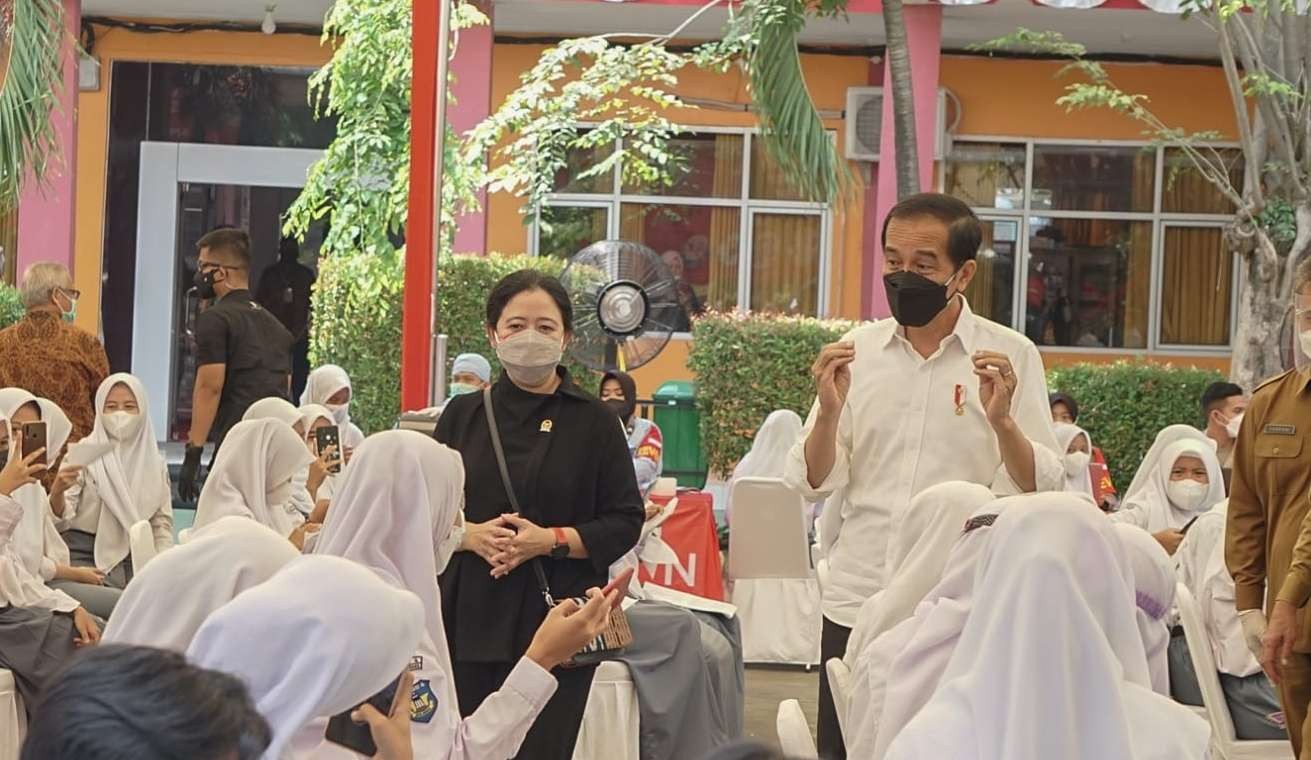 Jokowi dan Puan meramaikan vaksinasi di SMA Negeri 4 Serang dengan kuis berhadiah sepeda. (Foto: Setpres)