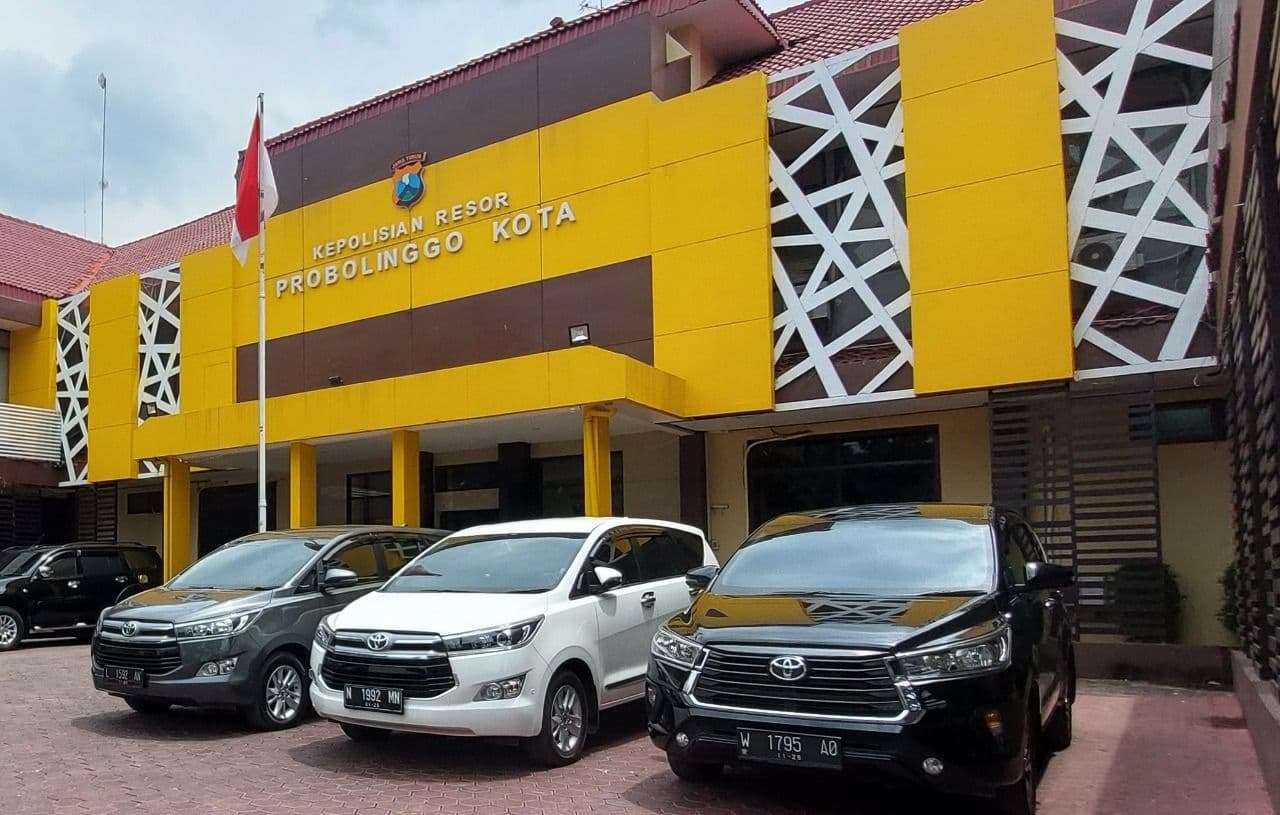 Sejumlah pejabat di Pemkab Probolinggo diperiksa KPK di Mapolresta Probolinggo. (Foto: Ikhsan Mahmudi/Ngopibareng.id)