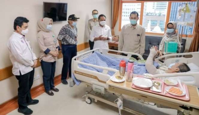 Menpora Zainudin Amali saat mengunjungi  Verawaty Fajrin yang sedang dirawat di RS Kanker Darmais Jakarta. (Foto: Dok. Kemenpora)