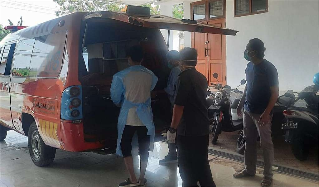 Jenazah sopir kendaraan logistik yang meninggal diatas kapal saat pelayanan dari pelabuhan Tanjungwangi menuju Lombok (foto:Istimewa)