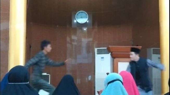 Seorang jamaah pengajian menyerang ustadz yang sedang ceramah di Batam. (Foto: tangkapan layar)
