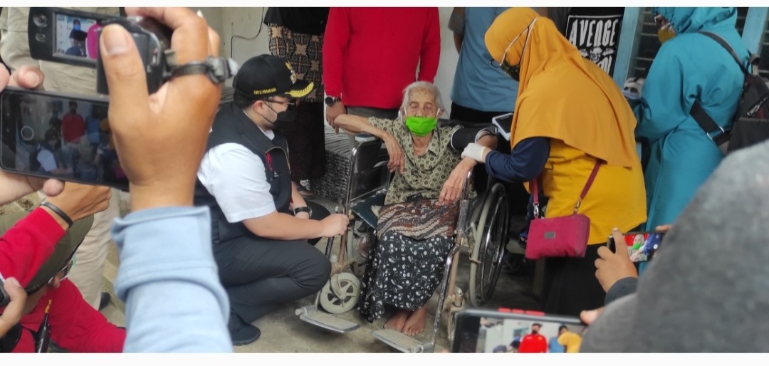 Vaksinasi terhadap lansia asal Kecamatan Gurah Kabupaten Kediri, Selasa 21 September 2021. (Foto: Fendhy Plesmana/Ngopibareng.id)