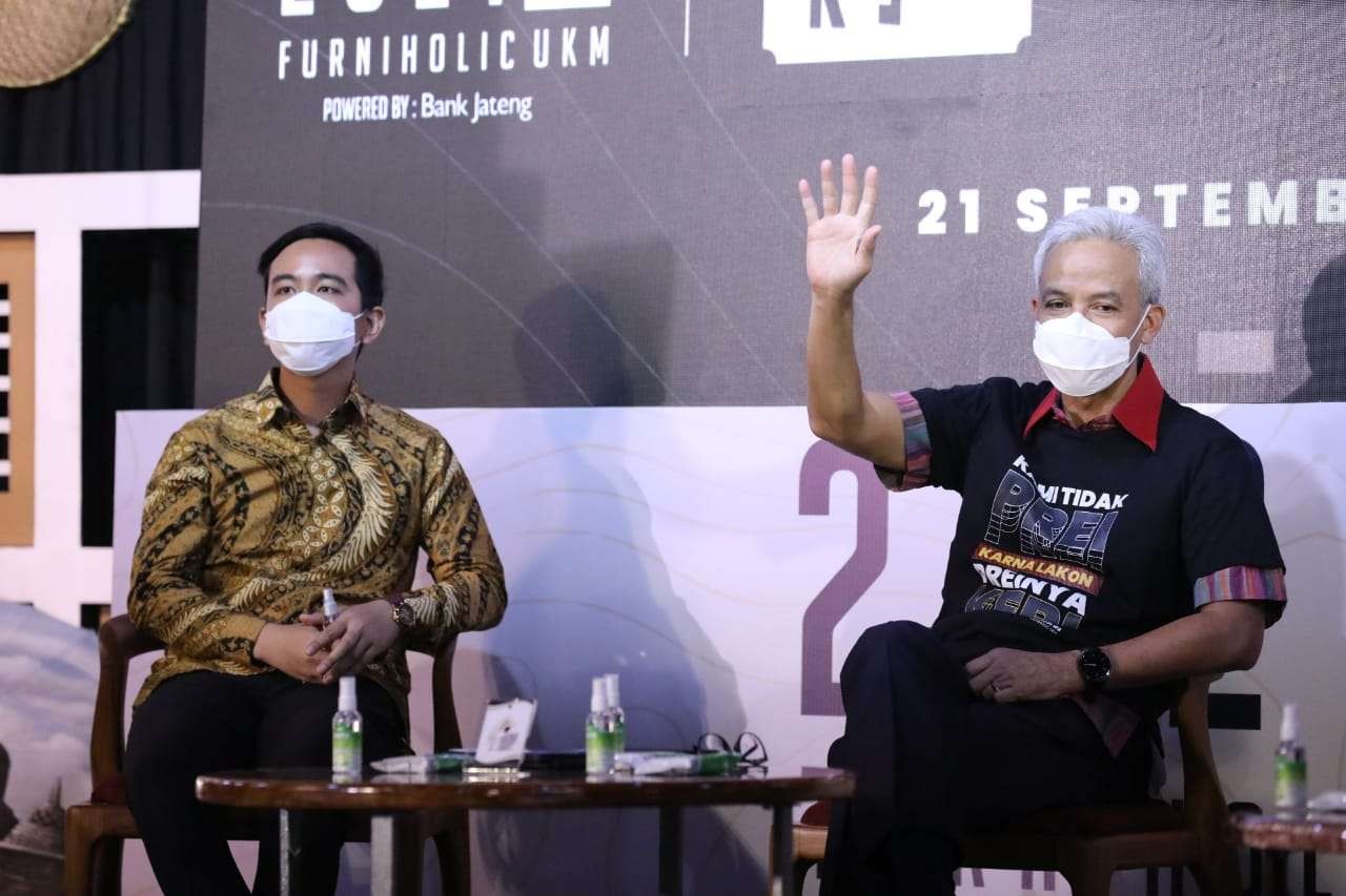 Gubernur Jawa Tengah Ganjar Pranowo (kanan) minta pihak sekolah berhati-hati dalam pelaksanaan PTM. (Foto: Istimewa)
