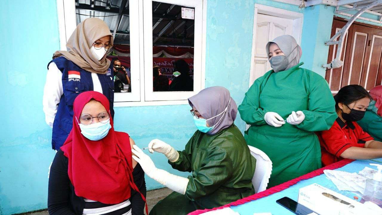 Bupati Banyuwangi Ipuk Fiestiandani meninjau pelaksanaan vaksinasi di Puskesmas Mojopanggung (foto:istimewa)
