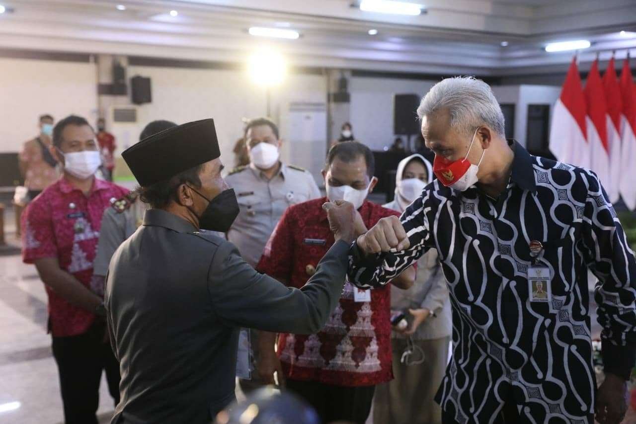 Gubernur Jawa Tengah Ganjar Pranowo mendukung Presiden Joko Widodo memberikan sertifikat redistribusi tanah bagi petani di lereng Gunung Ungaran, Semarang. (Foto: Ist)