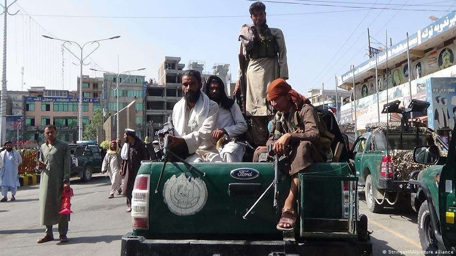 Anggota Taliban berpatroli di kota Jalalabad, Afghanistan. (Foto: Deutsche Welle)