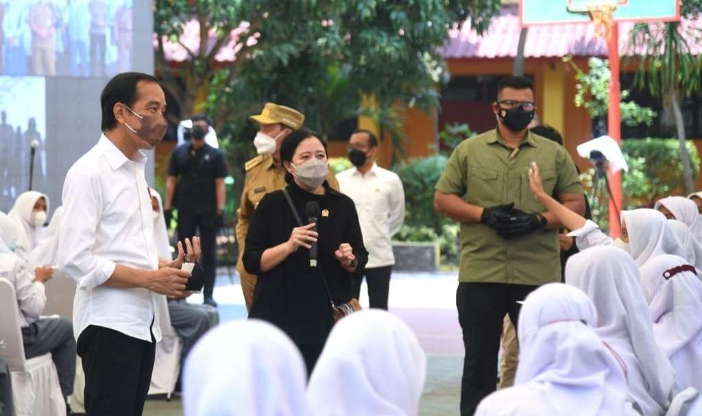 Ketua DPR Puan Maharani saat menyertai Presiden Jokowi  kunjungan kerja ke daerah ( foto: Setpres)