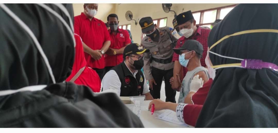 DPC PDI Perjuangan Kabupaten Kediri gelar vaksinasi massal (Foto: Fendy Plesmana/Ngopibareng.id)
