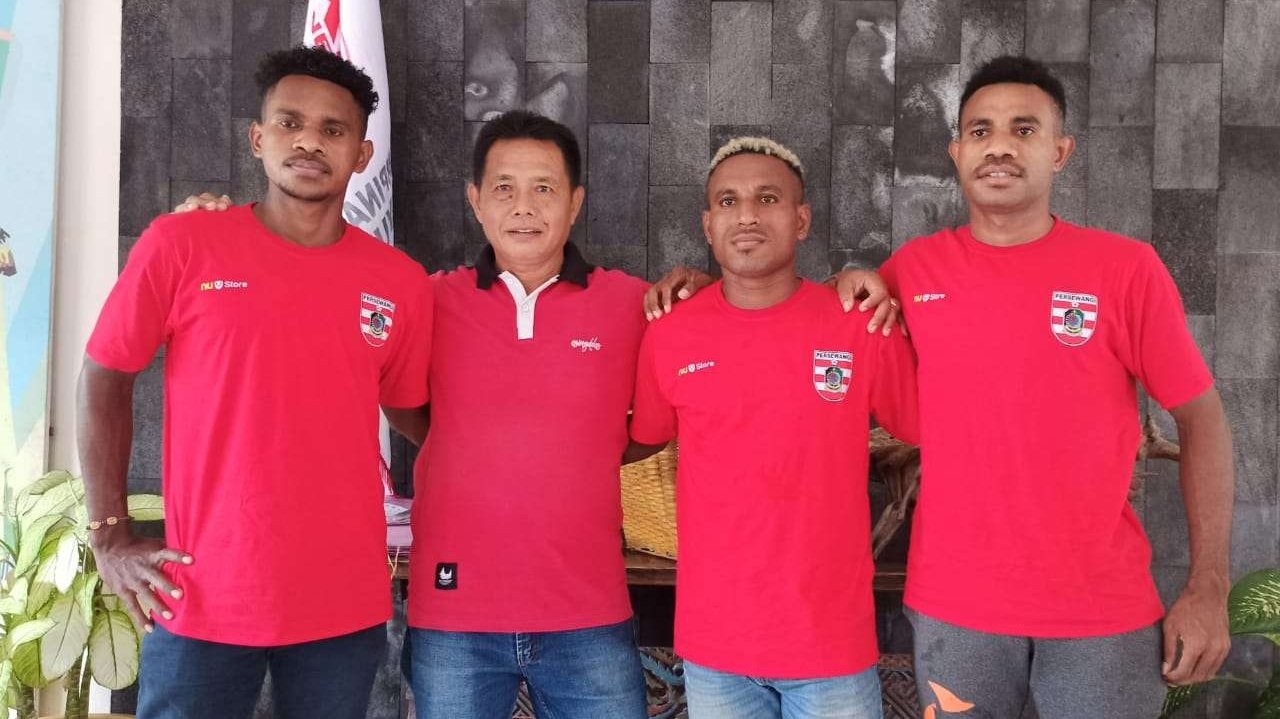 Dari kiri Barnabas Sobor, Pelatih Tim Persewangi Abdul Karim, Delvin Kaplo, dan Khaleb Sobor (foto: Muh Hujaini/Ngopibareng.id)