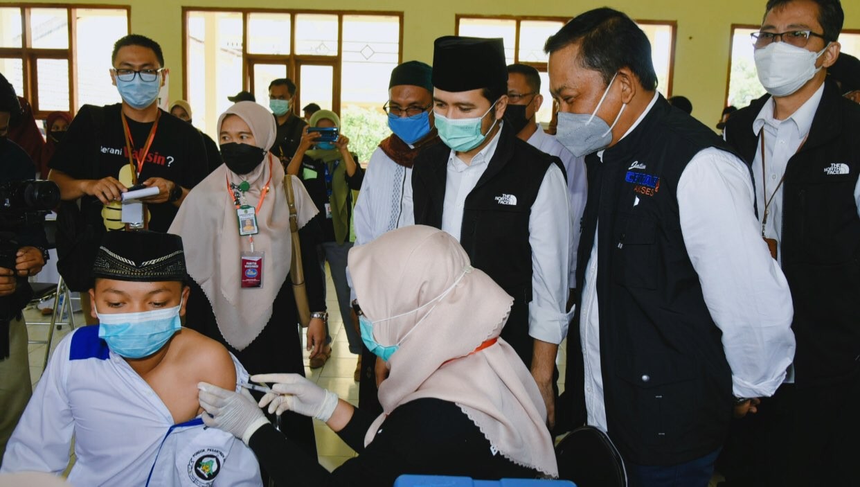 Wakil Gubernur Jatim, Emil Listianto Dardak tinjau vaksinasi massal di Pulau Bawean (Foto: dok. Humas)