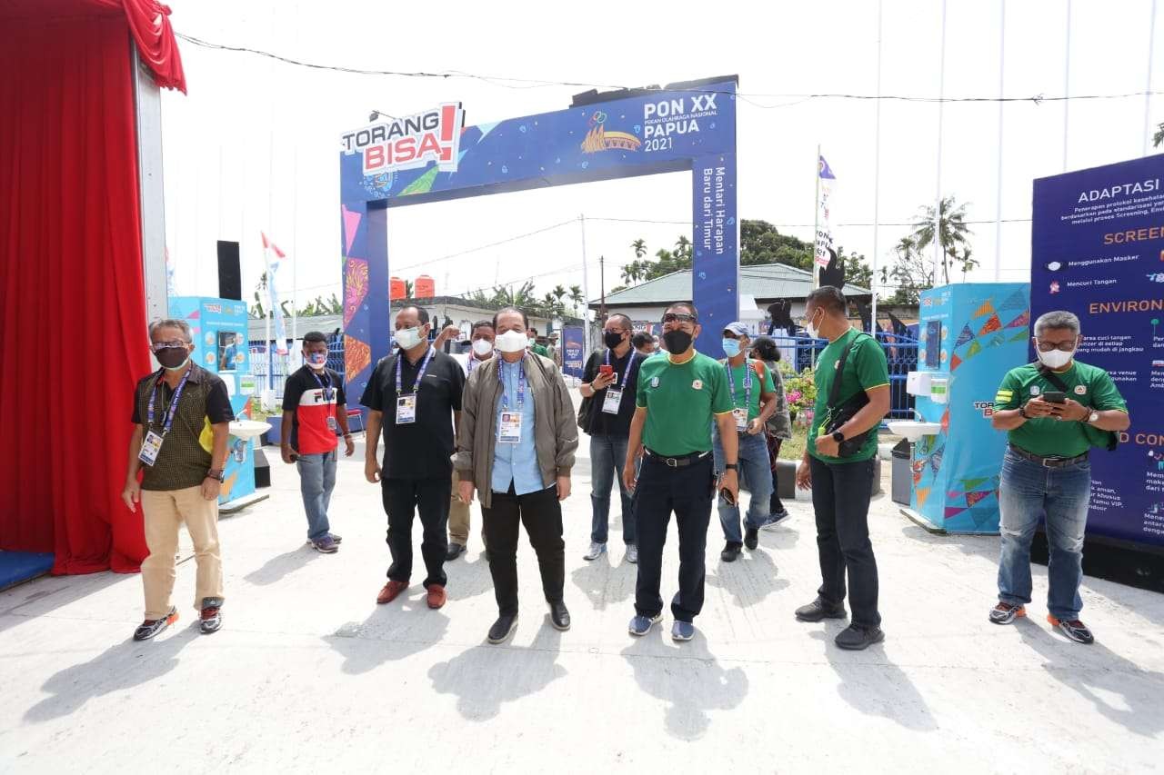 Ketua KONI Jatim, Erlangga Satriagung. (tengah) bersama jajaran pimpinan KONI Jatim saat tiba di Kota Jayapura, Kamis 23 September 2021. (Foto: KONI Jatim)