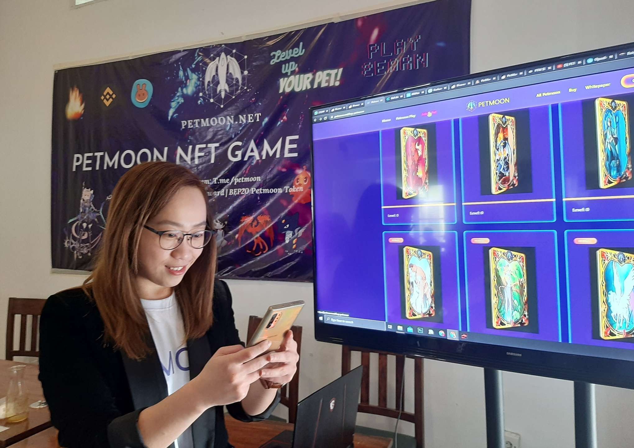 Natalia Liem, Chief Marketing Officer (CMO) saat menunjukan permainan NFT game yang bisa menghasilkan Petmoon Token. (Foto: Pita Sari/Ngopibareng.id)