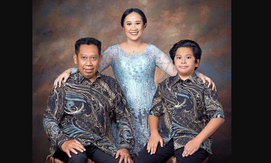 Komedian sekaligus host talk show, Tukul Arwana pose bersama dua anaknya. Dia diketahui tak pernah mengeluh sakit hingga akhirnya dilarikan ke Rumah Sakit Pusat Otak Nasional, Jakarta, karena diduga pendarahan otak, pada Rabu 22 September 2021 malam. (Foto: Instagram)