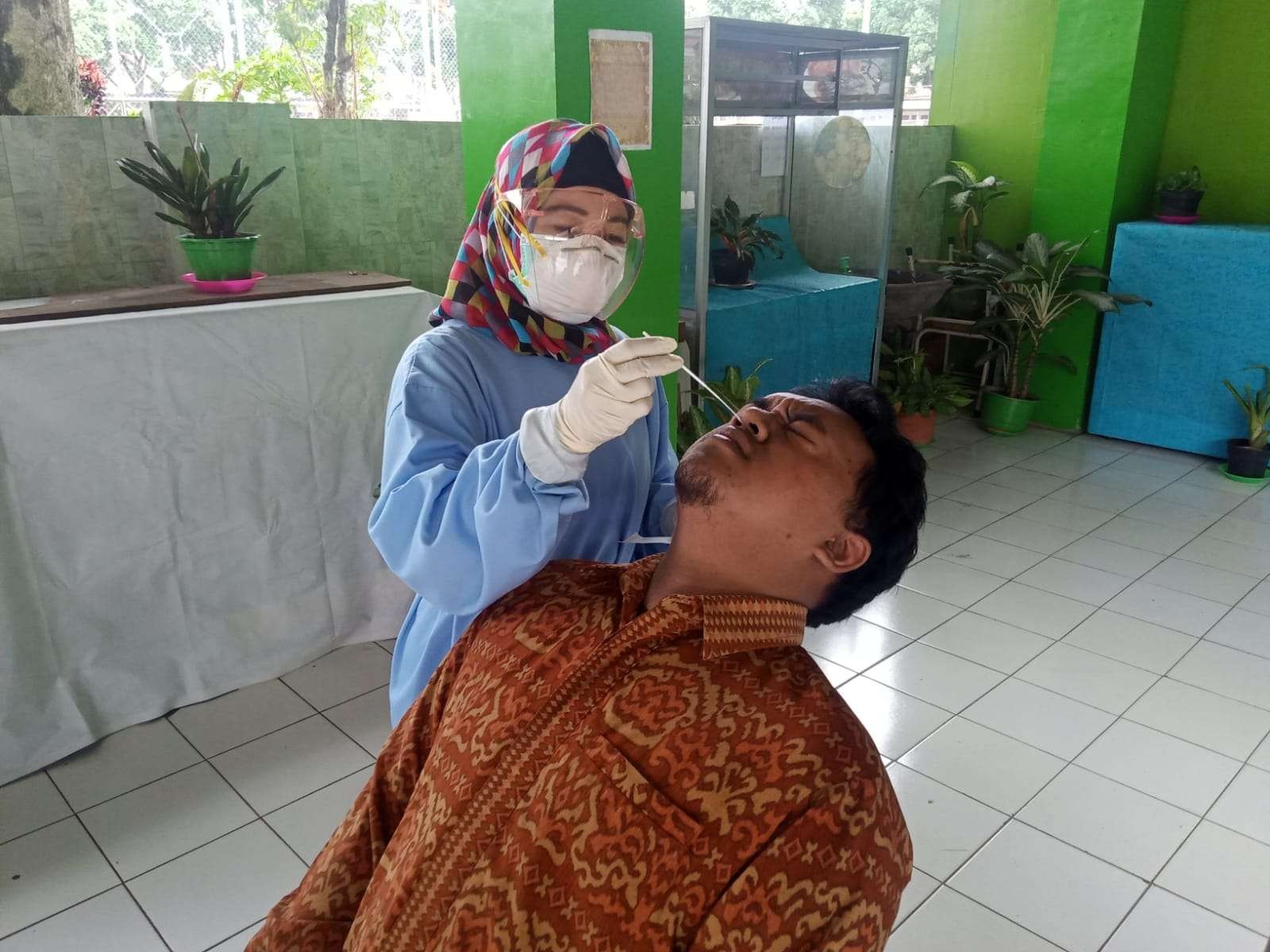 Salah satu guru di SDN 2 Bunulrejo, Kota Malang saat menjalani uji swab antigen (Foto: Lalu Theo/ngopibareng.id)