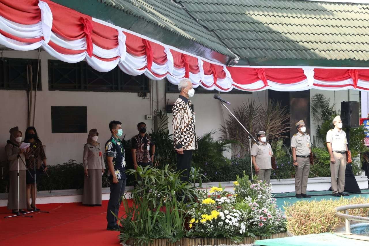 Ganjar menjadi inspektur upacara peringatan Hari Agraria dan Tata Ruang Nasional 2021 di halaman Kantor Wilayah ATR/BPN Jawa Tengah, Semarang, Jumat, 24 September 2021. (Foto: Dok Jateng)