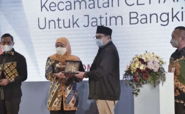 Wabup Bondowoso Irwan Bachtiar Rahmat saat menerima penghargaan dari Gubernur Jatim Khofifah Indar Parawansa di Surabaya. (Foto: Istimewa)