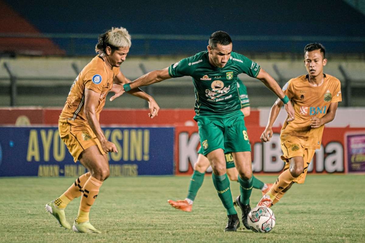 Pemain Persebaya, Jose Wilkson Teixeira Rocha (tengah) mencoba menembus pertahanan Bhayangkara FC dalam lanjutan Liga 1 di Stadion Si Jalak Harupat, Kabupaten Bandung, Jumat 24 September 2021. (Foto: Persebaya)