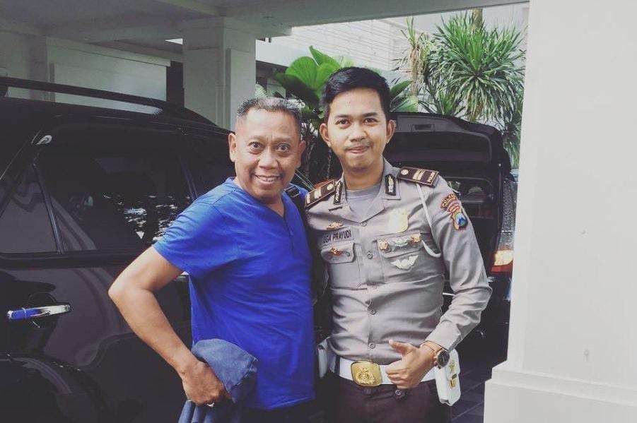 Komedian sekaligus presenter Tukul Arwana bersama putra pertamanya, Ega Prayudi. (Foto: Instagram)
