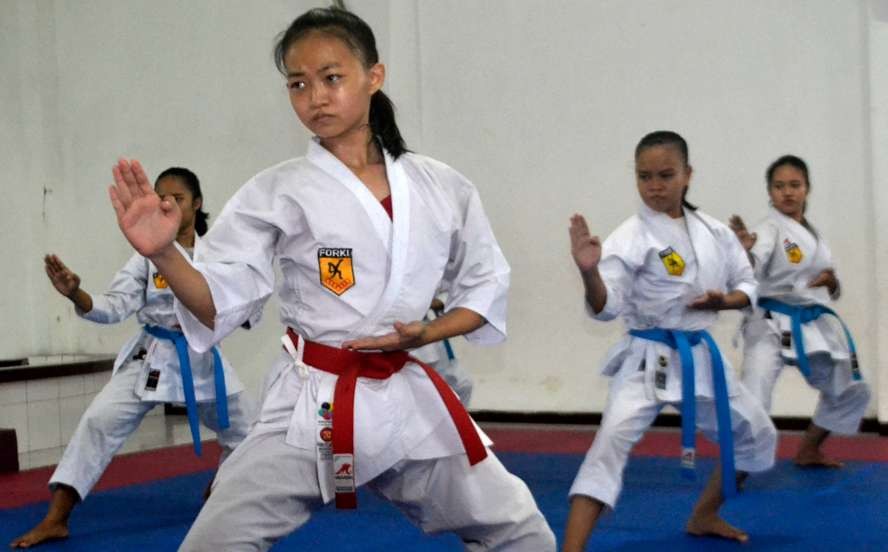 Para karateka putri Bondowoso terus matangkan teknik, fisik, dan mental tanding menghadapi Porprov Jatim VII pada 2022.(foto: guido/Ngopibareng.id)