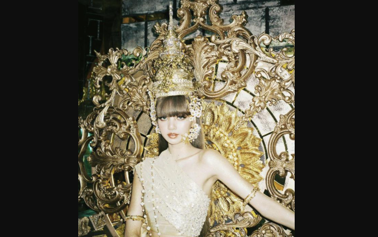 Penampilan Lisa BLACKPINK di video musik LALISA dengan busana asal negaranya, Thailand. (Foto: Istimewa)