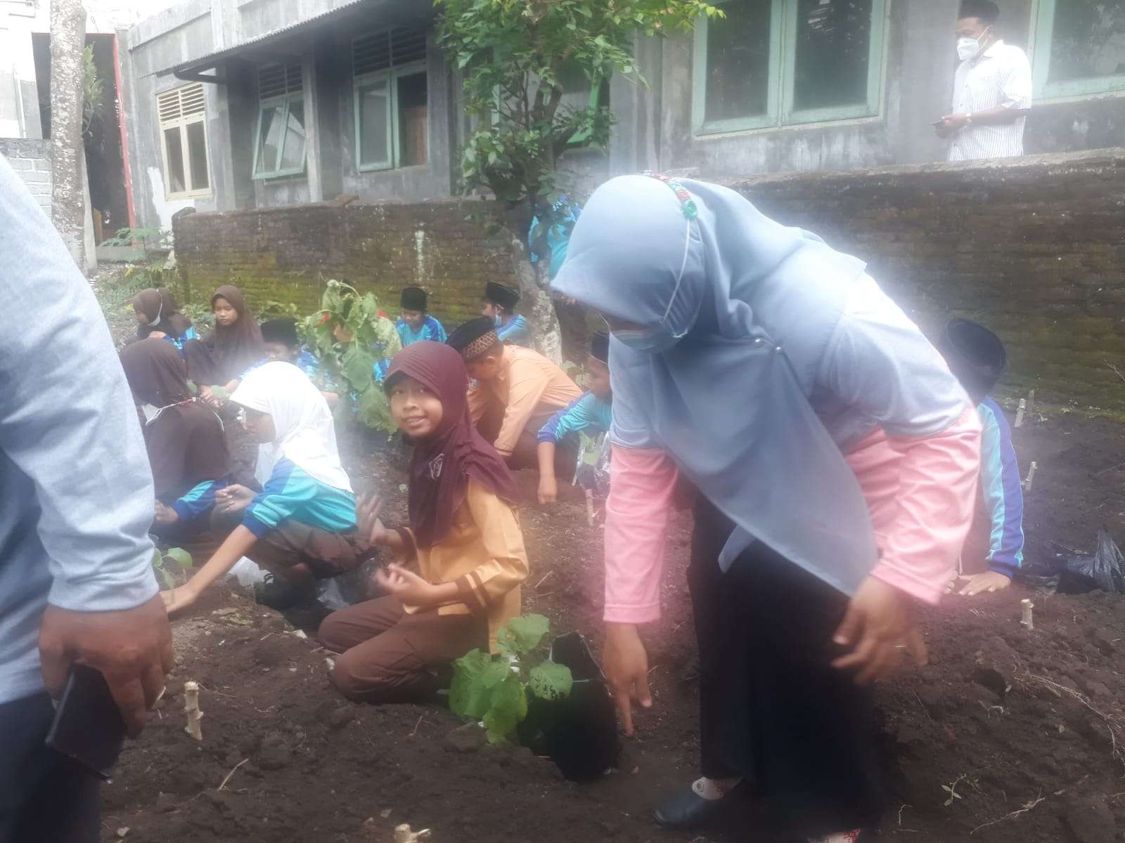 Para siswa Lembaga Pendidikan Madrasah Ibtidaiyah Miftahul Huda Gogodeso, Kabupaten Blitar antusias ikuti kegiatan menanam. (Foto: istimewa)