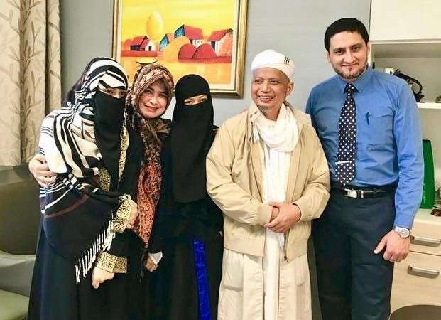 Ketiga istri Ustadz Arifin Ilham setia mendampingi sang suami selama menjalani perawatan di rumah sakit Malaysia hingga meninggal dunia. (Foto: Instagram)