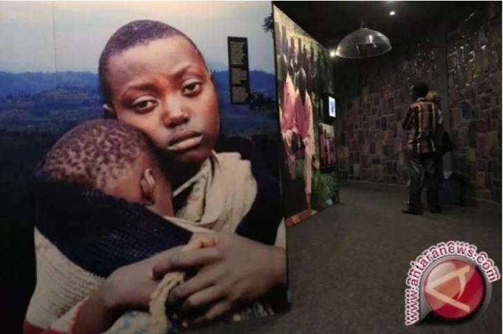 ilustrasi-- Pengunjung melihat foto-foto yang mendokumentasikan genosida 1994 di dalam Museum Memorial Genosida Kigali, Rwanda, Sabtu (5/4). Rwanda akan memperingati 20 tahun tragedi genosida di negara tersebut, di mana 800.000 orang dibunuh dalam waktu 100 hari. (REUTERS/Noor Khamis ) (Istimewa)