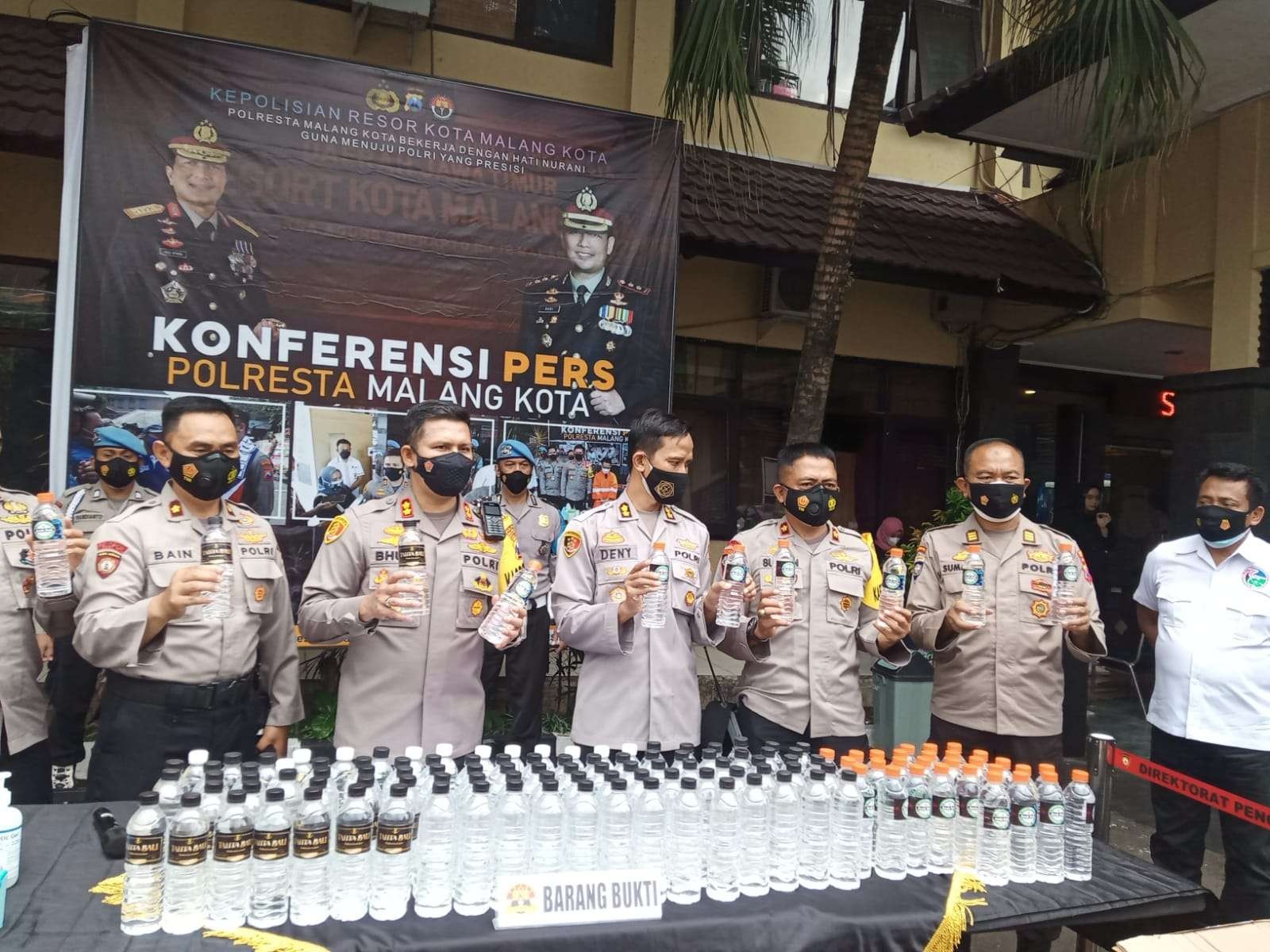 Sejumlah botol arak Bali illegal yang disita oleh Polresta Malang Kota (Foto: Lalu Theo/ngopibareng.id)