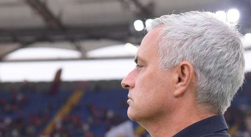 Manajer AS Roma Jose Mourinho marah setelah AS Roma ditekuk Lazio. (Foto: Twitter/@OfficialASRoma)
