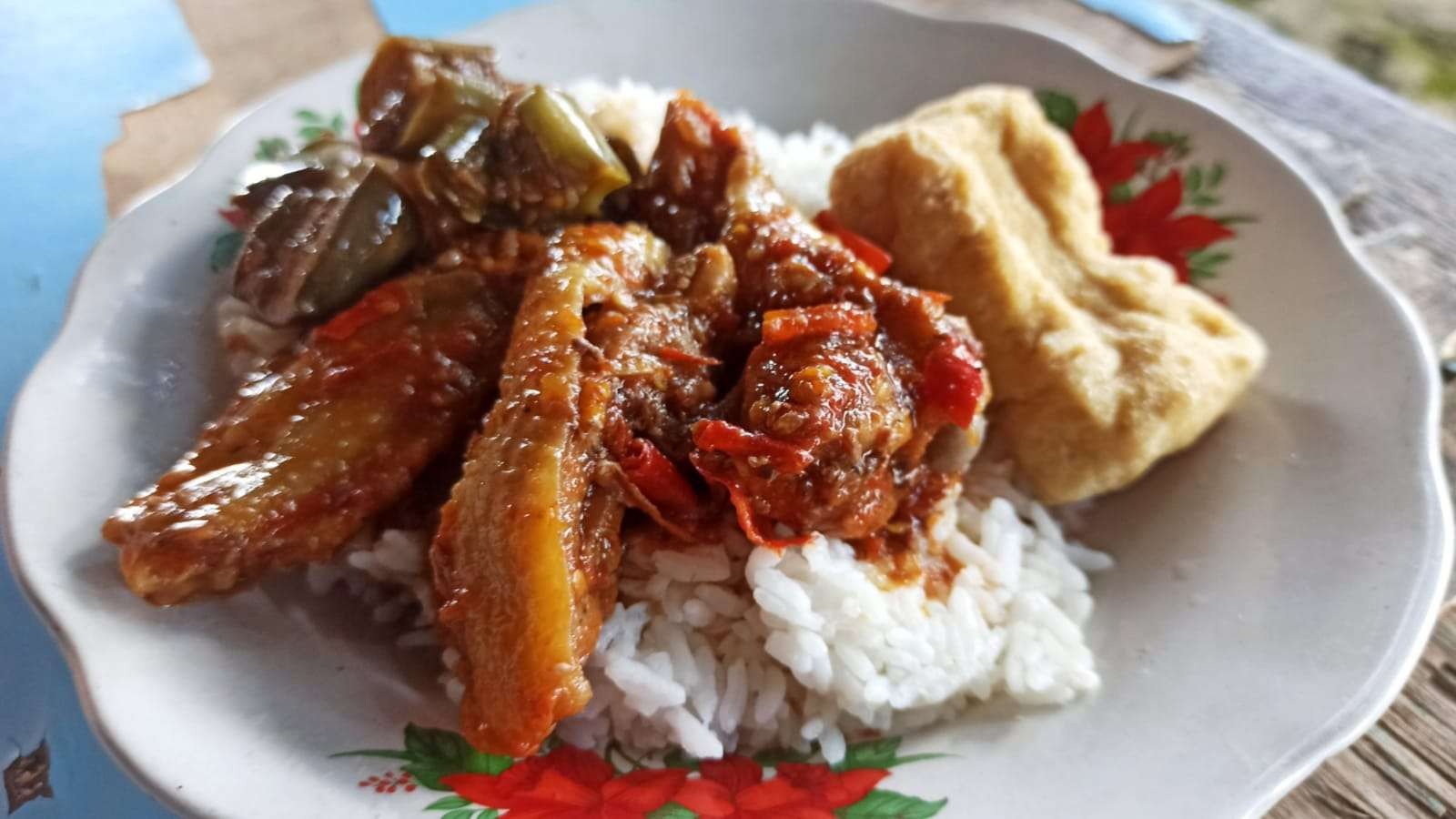 Nasi ayam bumbu rujak, salah satu masakn khas Banyuwangi yang patut dicoba pecinta kuliner (foto: Muh Hujaini/Ngopibareng.id)